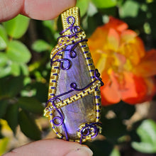 Load image into Gallery viewer, Purple Labradorite Pendant