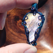 Load image into Gallery viewer, Purple Labradorite Pendant