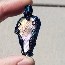 Load image into Gallery viewer, Purple Labradorite Pendant
