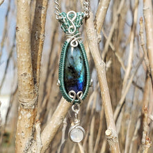 Load image into Gallery viewer, Dainty Labradorite Pendant