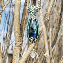 Load image into Gallery viewer, Dainty Labradorite Pendant