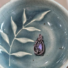 Load image into Gallery viewer, Dainty Purple Labradorite Pendant
