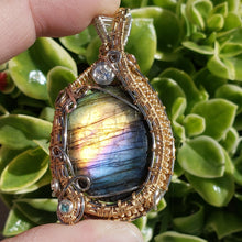 Load image into Gallery viewer, Labradorite Heady Pendant
