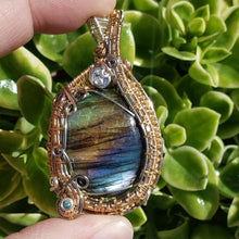 Load image into Gallery viewer, Labradorite Heady Pendant
